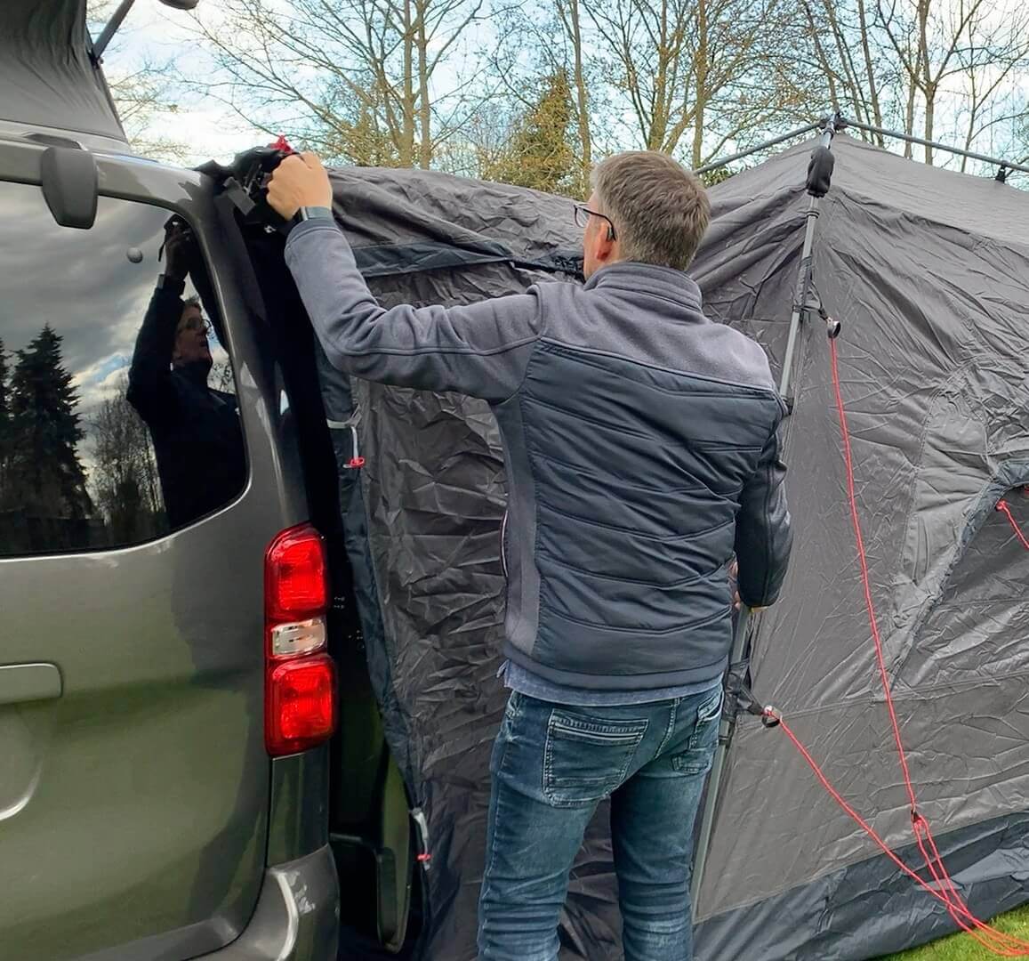 Einzug der Kederleiste des Buszeltes Qeedo Quick Motor in die Kederschiene des Pössl Campsters