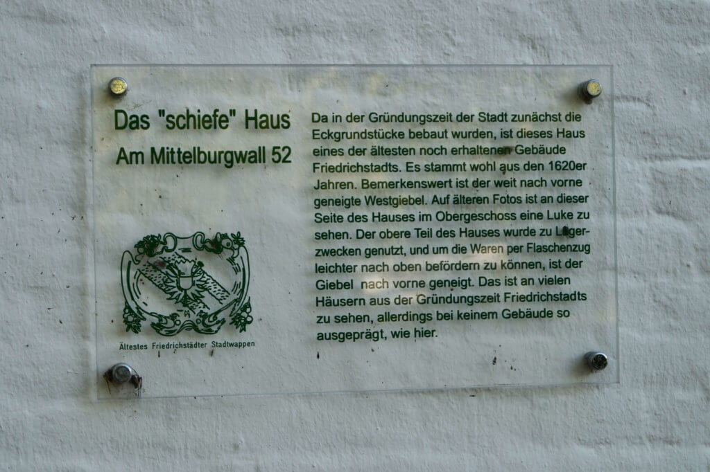 Schild zum schiefen Haus in Friedrichstadt