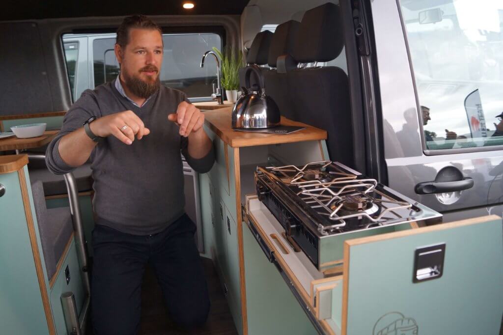Patrick von Van Schmiede demonstriert den Spiritus-Kocher als ausziehbare Schublade für den Außenbereich