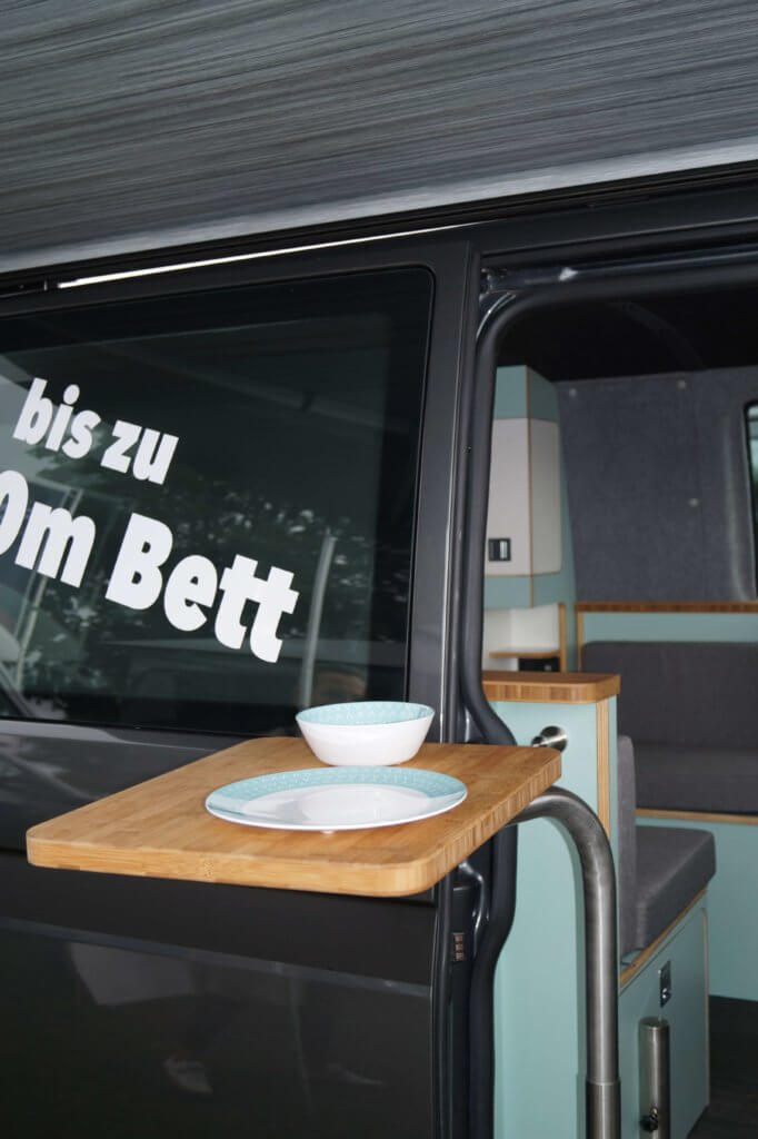 VW Bus Microloft2-Ausbau mit Tisch nach außen gedreht