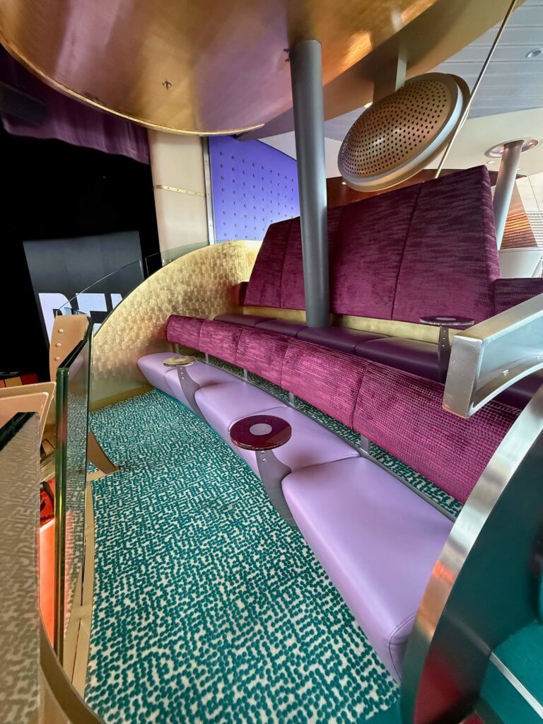 Das Theatrium auf AIDAdiva. Blick auf eine Sitzbank mit Rückenlehne