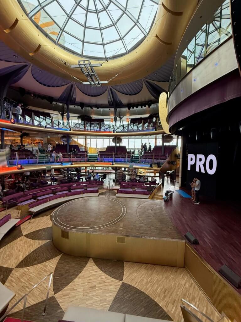 Das Theatrium auf AIDAdiva. Blick auf die Bühne