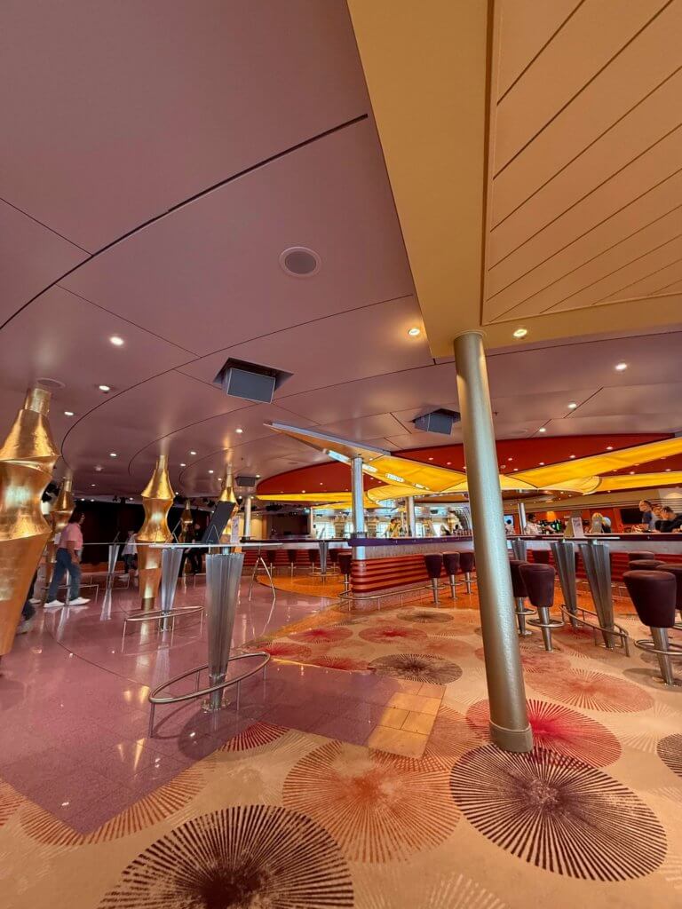 Die AIDA-Bar auf AIDAdiva. Bartresen mit Sitzbereich