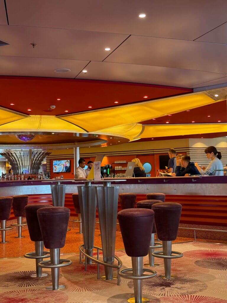 Die AIDA-Bar auf AIDAdiva. Bartresen mit Sitzbereich