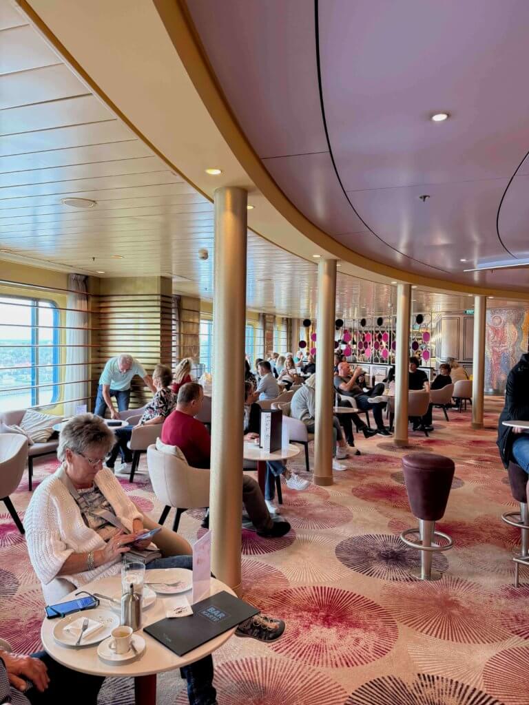 Die AIDA-Bar auf AIDAdiva. Tische und Stühle in der AIDA-Bar