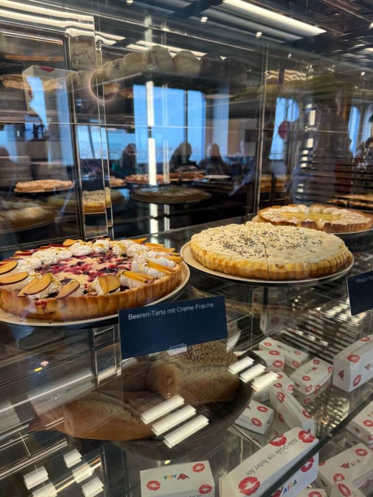 Das neue French-Kiss-Restaurant auf AIDAdiva. Auswahl von Tartes am Tresen