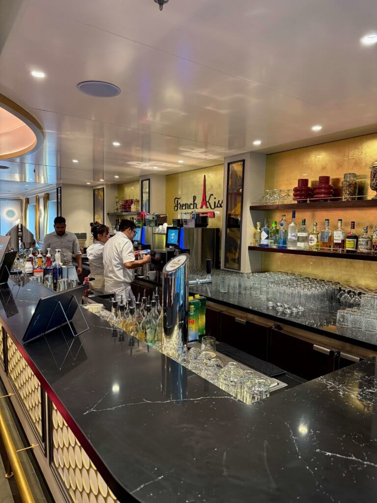 Das neue French-Kiss-Restaurant auf AIDAdiva. Der Barbereich