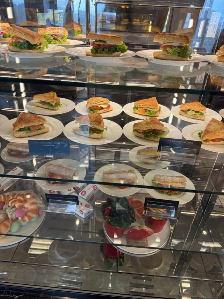 Das neue French-Kiss-Restaurant auf AIDAdiva. Ein Blick in die Sandwich-Bar