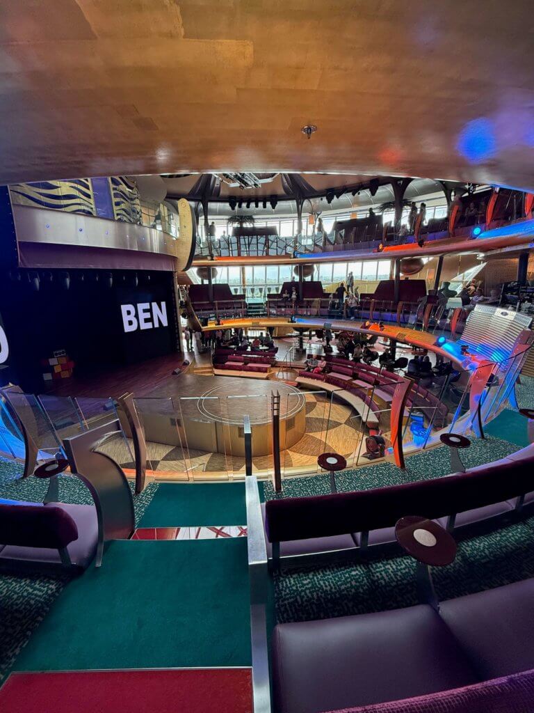 Das Theatrium auf AIDAdiva. Blick auf die Bühne von oben