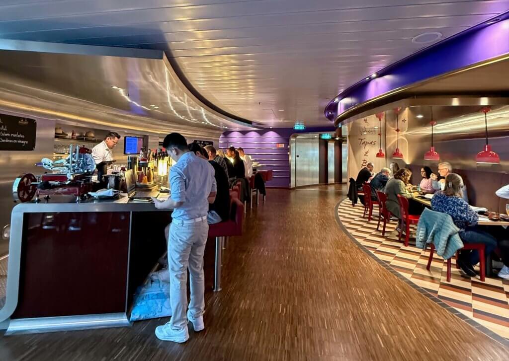 Tapas Bar auf der AIDAdiva. Totale mit Blick in die Bar und den Sitzbereich