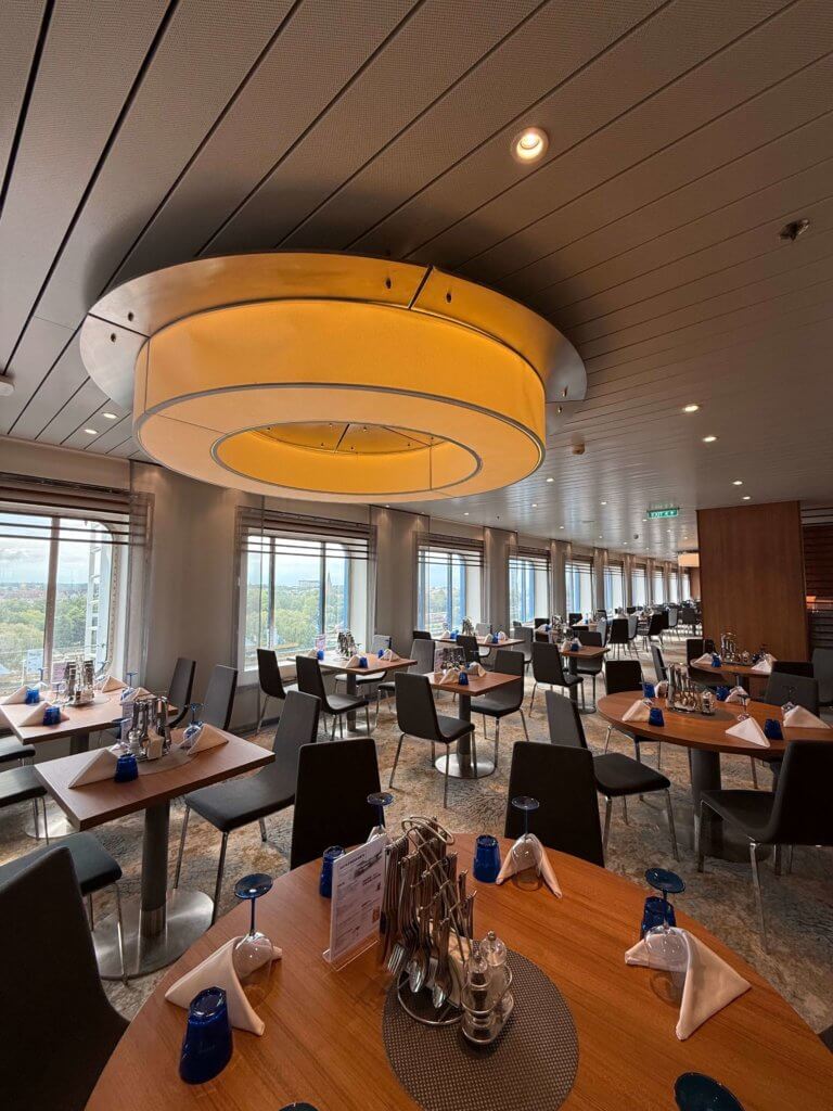 Neuer Yachtclub AIDAdiva. Tische und Stühle