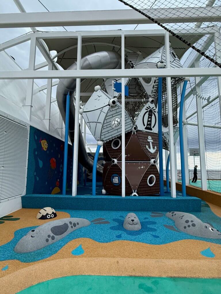 Der neue Fun-Park auf AIDAdiva. Totale von außen