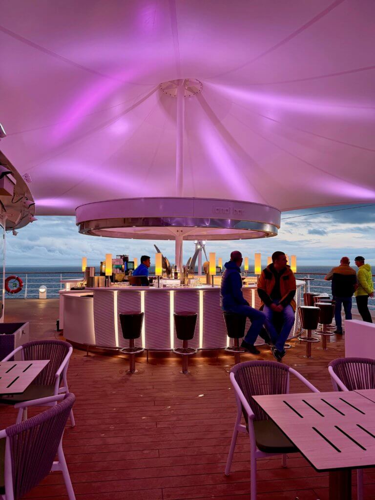 Die neue Lanai-Bar am Heck von Deck 10 auf AIDAdiva. Bartresen mit Überdachung