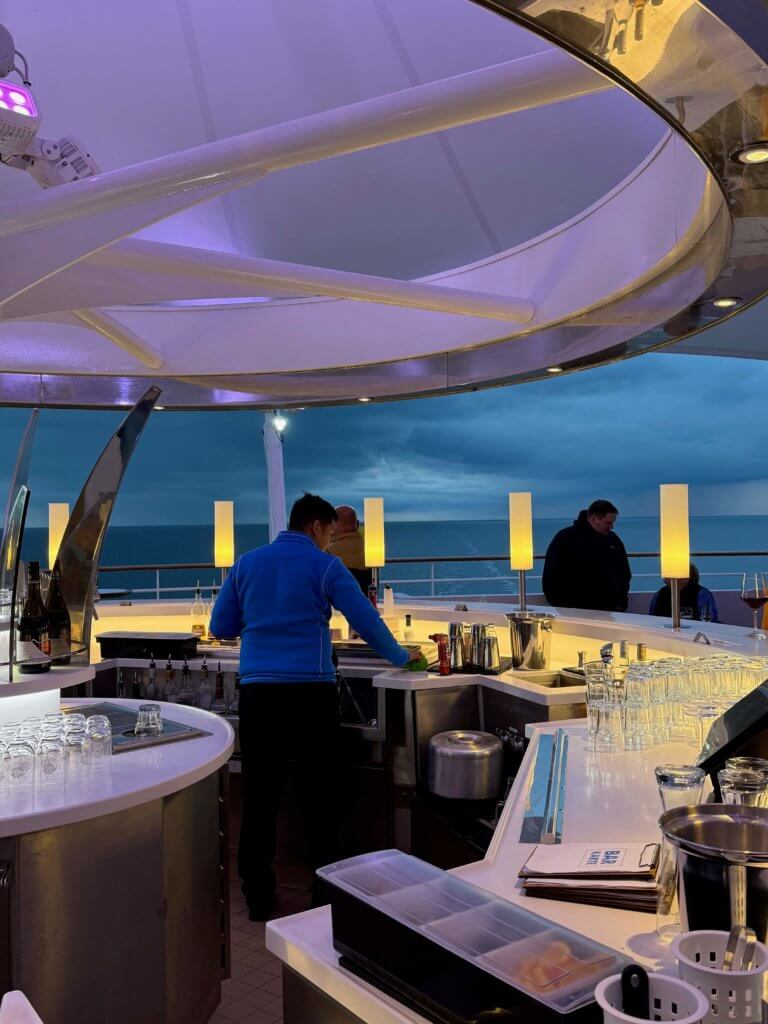 Die neue Lanai-Bar am Heck von Deck 10 auf AIDAdiva. Bartresen mit Überdachung