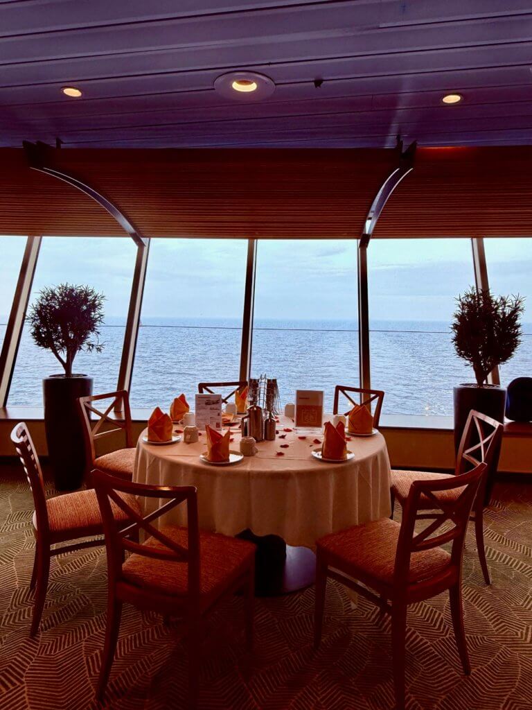 Das Markt-Restaurant auf AIDAdiva. Ein geschmückter Geburtstagstisch