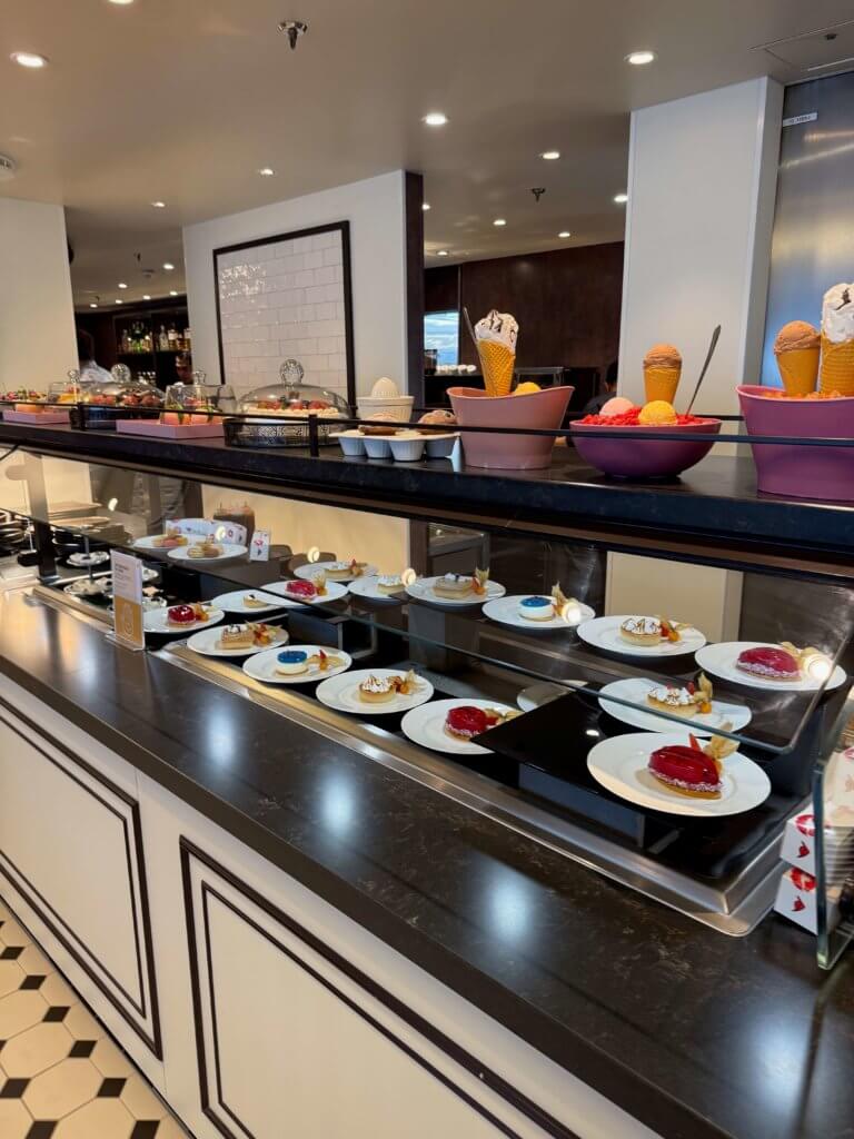 Das neue French-Kiss-Restaurant auf AIDAdiva. Der Serviertresen