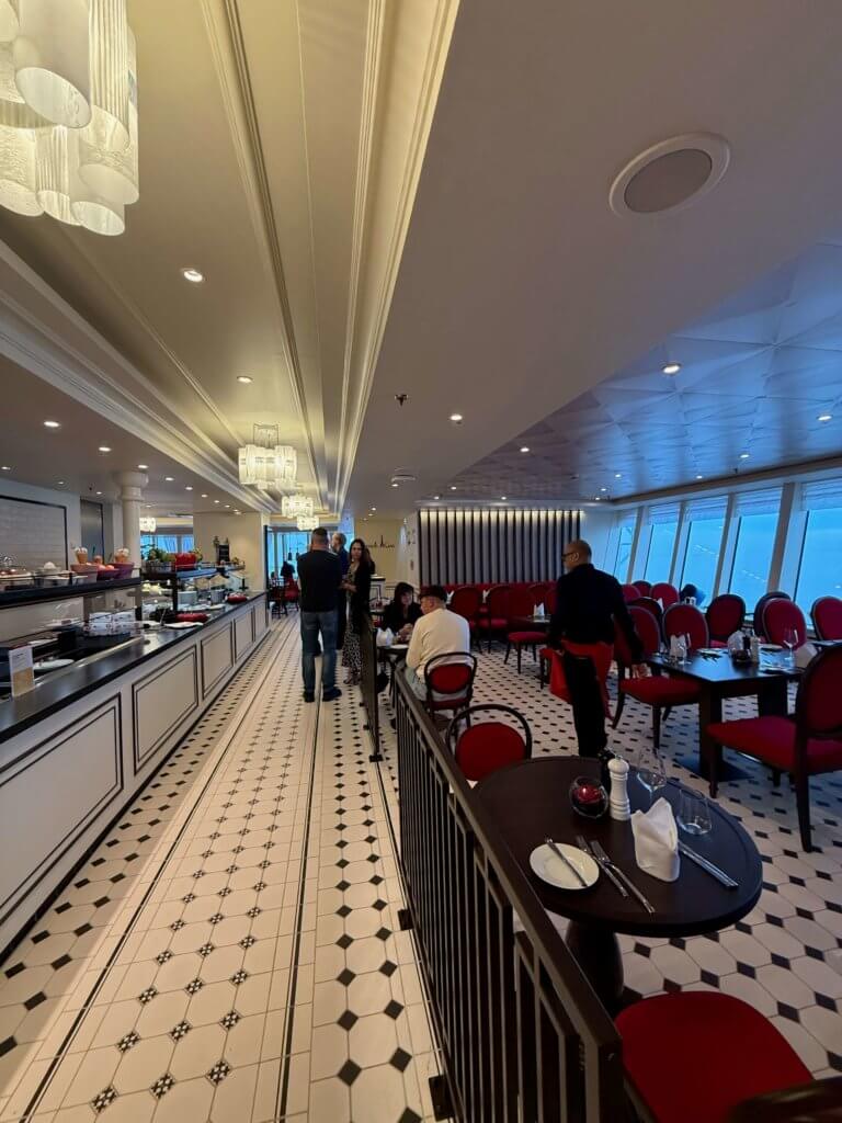 Das neue French-Kiss-Restaurant auf AIDAdiva. Der Gastraum