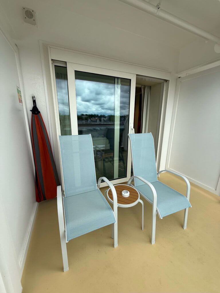 Der neue Balkon auf der AIDAdiva nach der Renovierung. Blaue Liegestühle