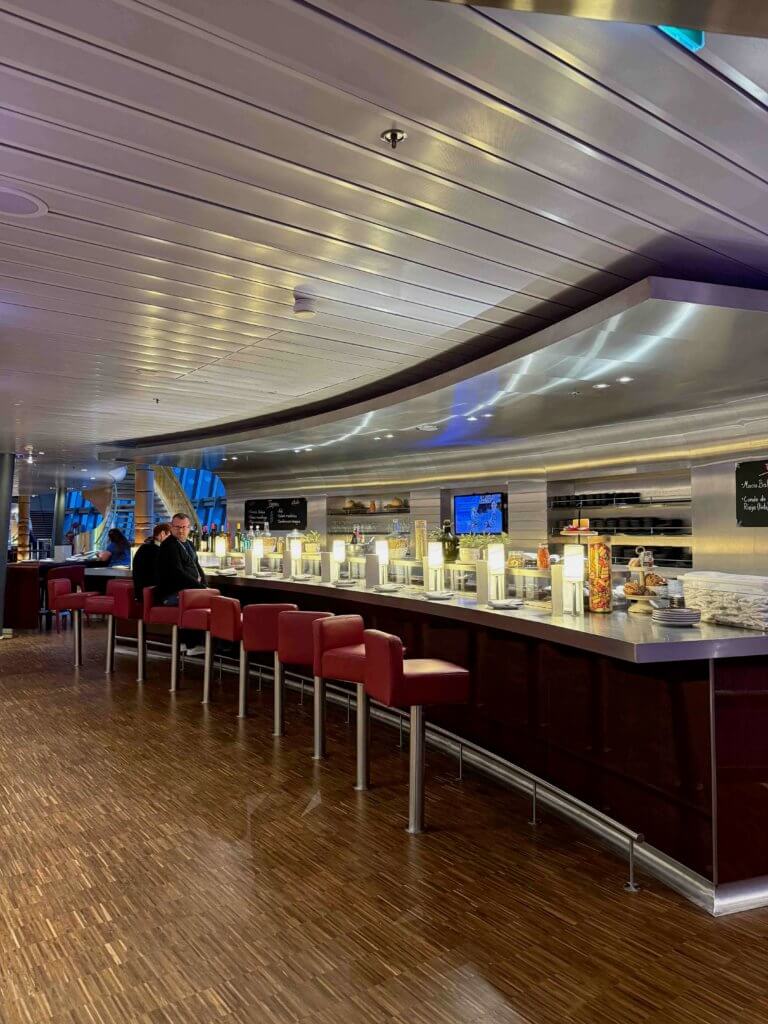 Tapas Bar, Totale mit Bar und Barhockern