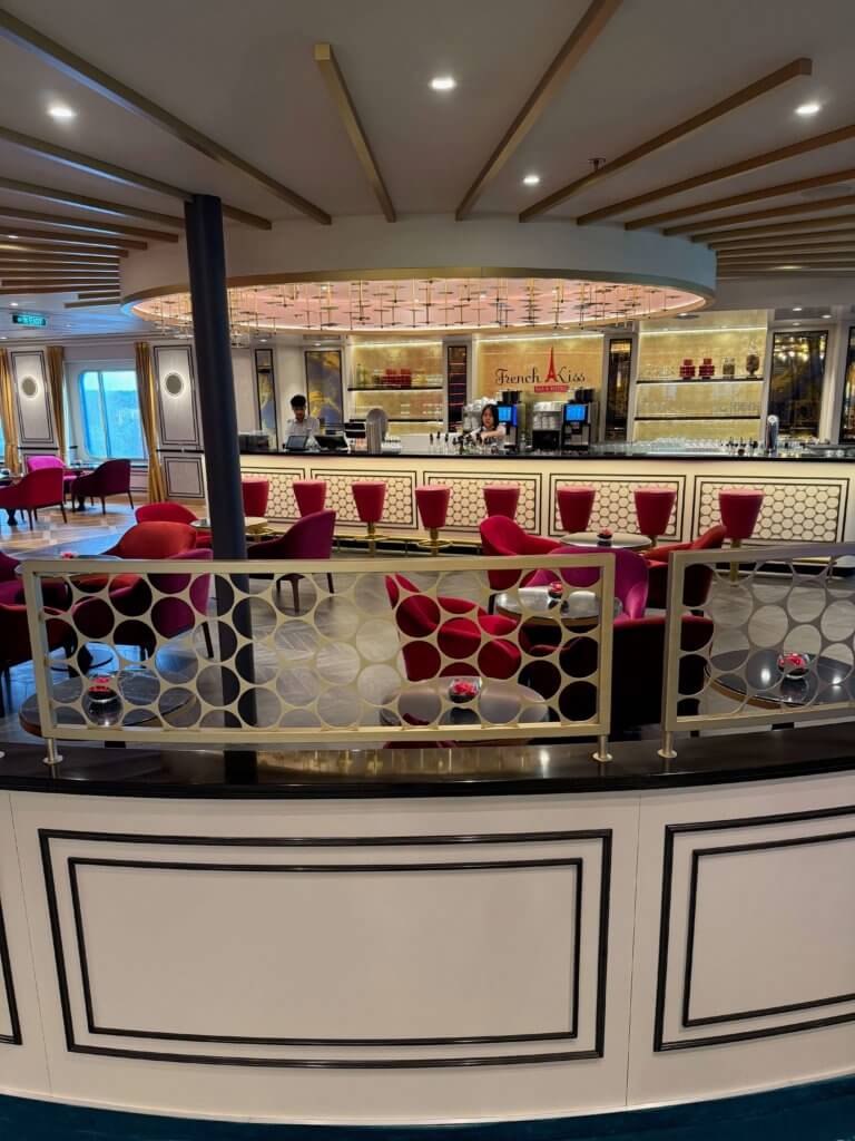 Das neue French-Kiss-Restaurant auf AIDAdiva. Der Gastraum ohne Menschen