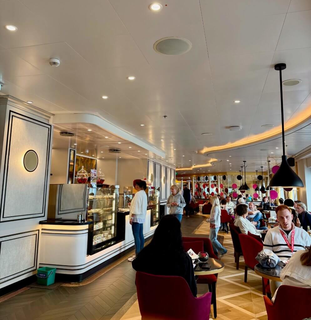 Das neue French-Kiss-Bistro auf AIDAdiva. Der Sitzbereich