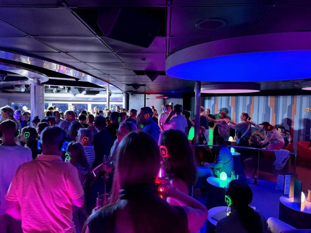 Der neue Ocean-Club auf AIDAdiva. Totale bei Silent-Night-Disco