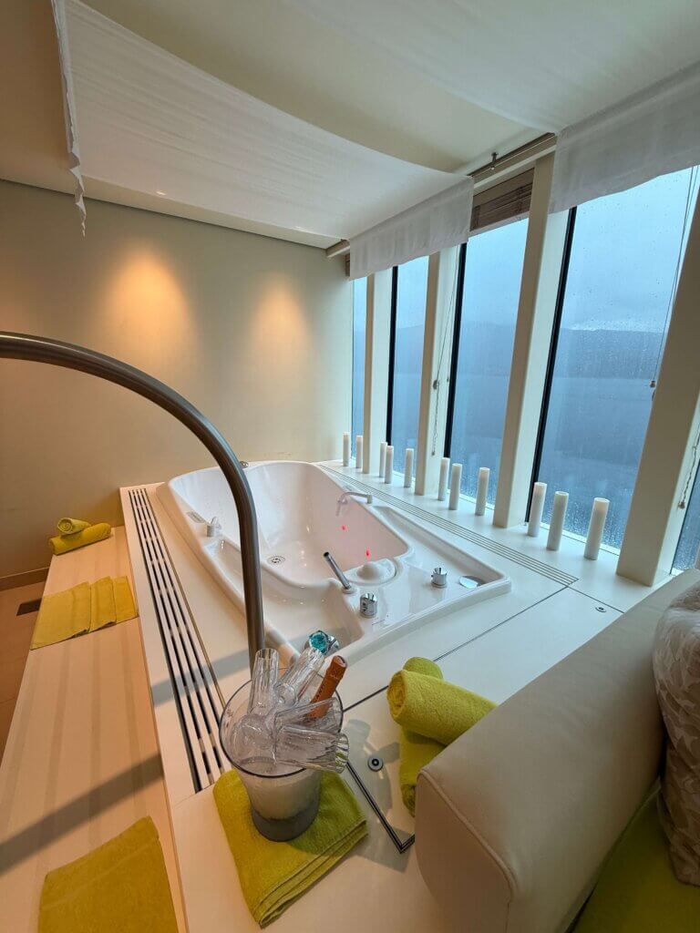 Whirlpool im Private Spa auf AIDAperla