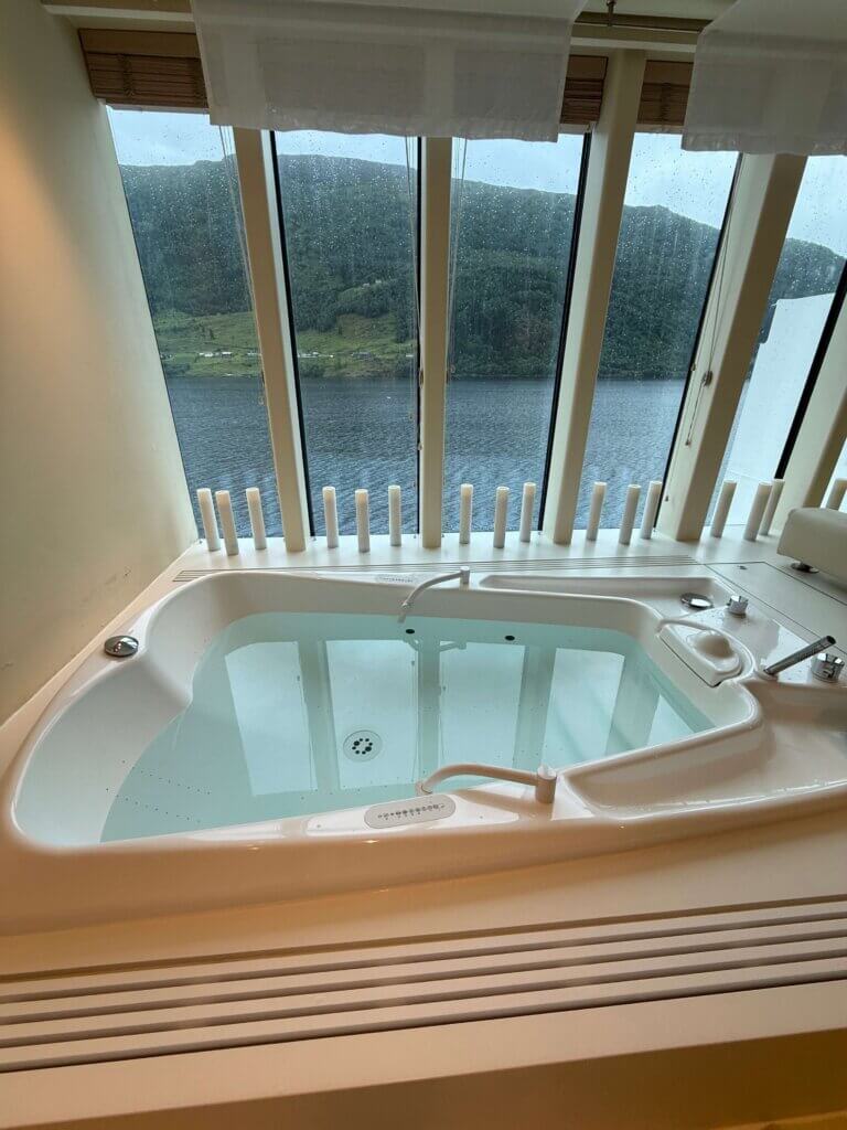 Gefüllter Whirlpool im Private Spa auf AIDAperla